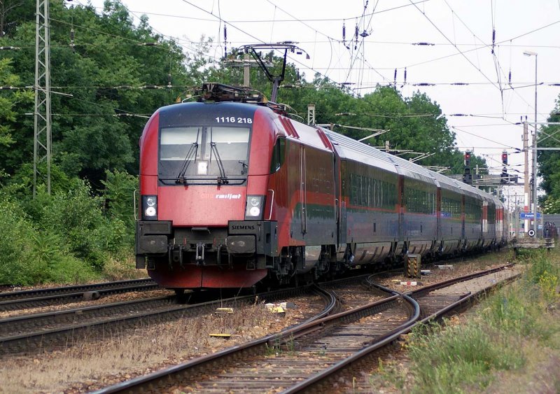 1116 218 fhrt am 26.05.2009 nach getaner Arbeit mit ihrer Railjet Garnitur in die Abstellgruppe nach Wien Penzing.