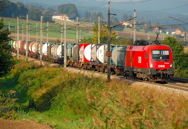 1116 218 unterwegs mit ihrem Gueterzug Richtung Wien, an diesem wunderschoenen Septembermorgen. Das Foto enstand zwischen Ollersbach und Neulengbach am 06.09.2008.