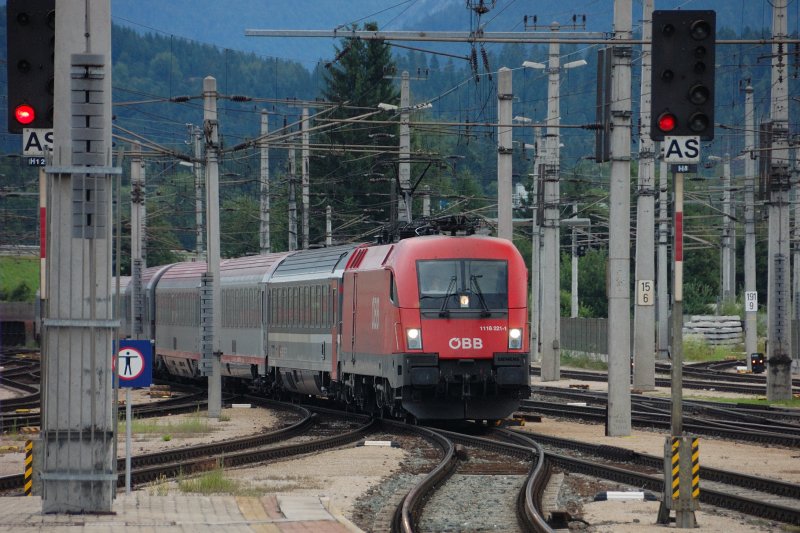 1116 221-1 zieht BB-EC 160  Vorarlberg  in den Bahnhof von Wrgl zur Weiterfahrt nach Zrich. (20.07.2008)