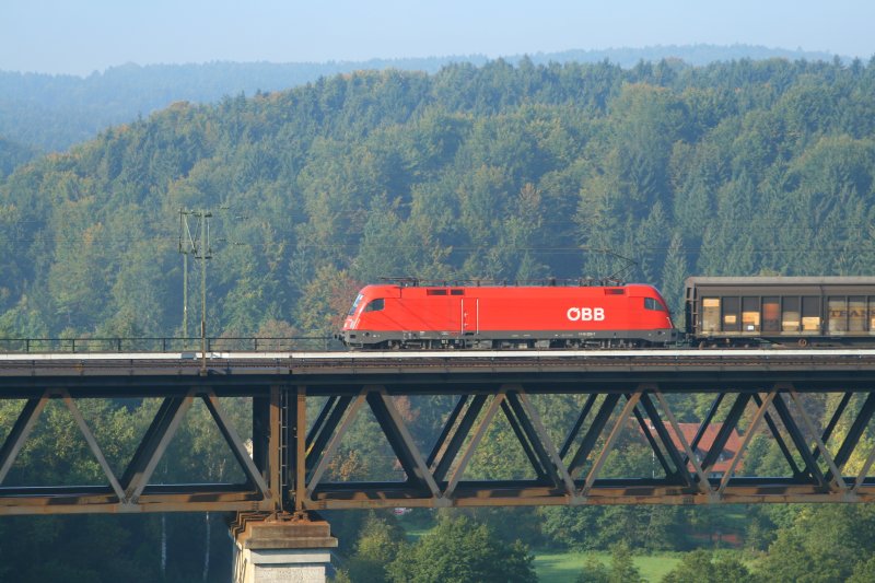 1116 223 mit ein G�terzug auf der Br�cke bei Beratzhausen.21.09.07