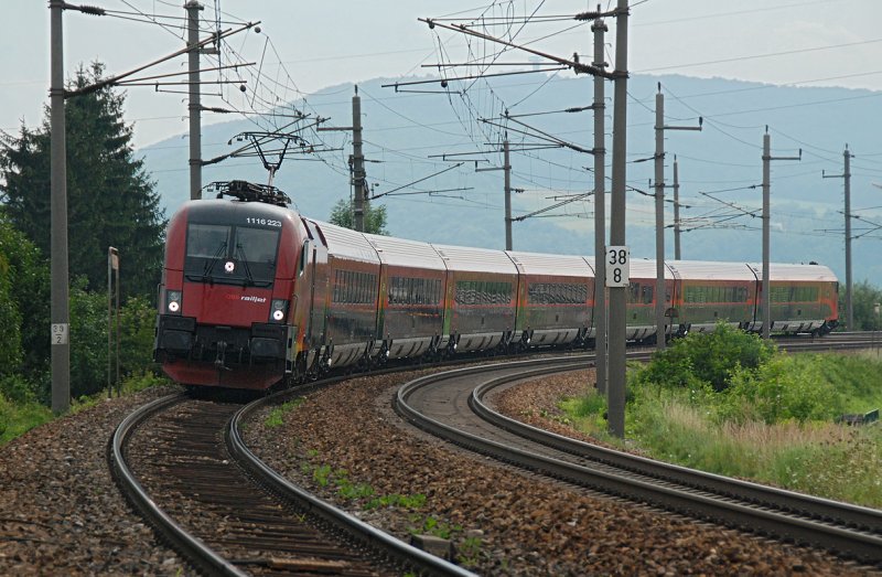 1116 223  Spirit of Zrich  bringt den railjet 262 nach Mnchen. Neulengbach, am 09.08.2009.