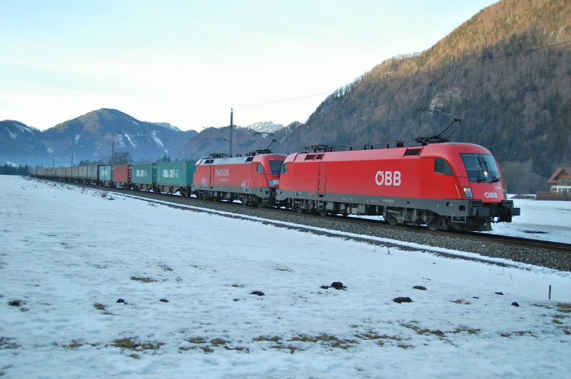 1116 225 und eine 182 unterwegs mit einem Containerzug
am 15.01.2008 auf der Phyrn in Richtung Graz.
Das Bild zeigt den Zug in St.Pankraz.
