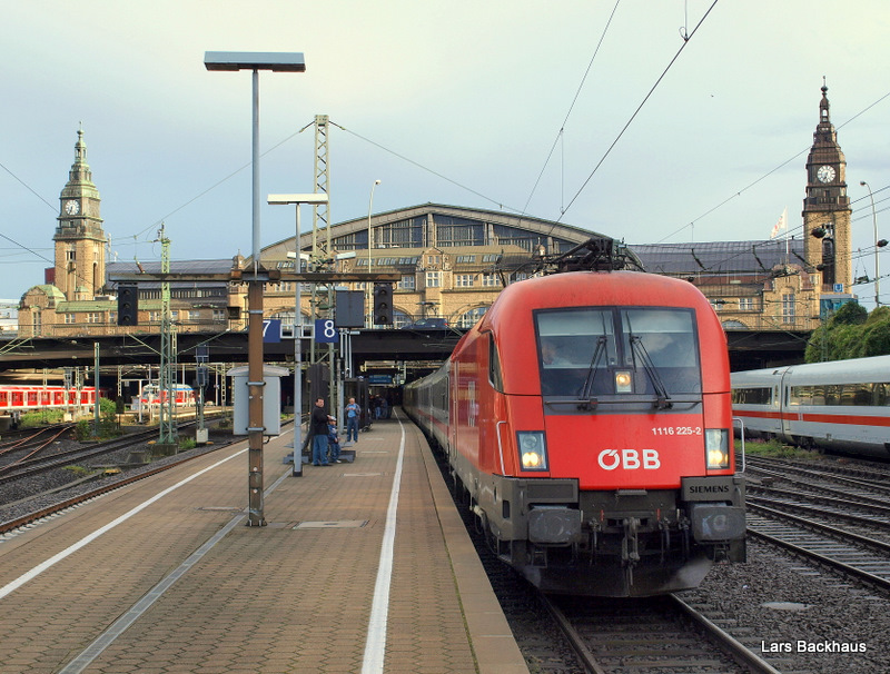 1116 225-2 verlsst am 29.08.09 den Hamburger Hbf Richtung Hamburg-Altona. Am Haken hat sie den IC 2082 aus Berchtesgaden Hbf. Im Hintergrund trohnt der schne Hamburger Hbf.