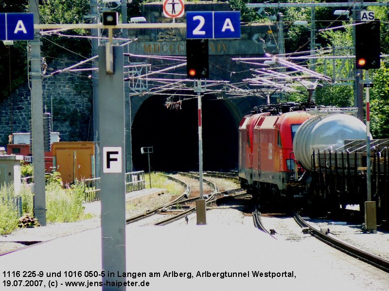 1116 225-9 (fhrende Lok) und 1016 050-5 kurz vor der Einfahrt in den Arlbergtunnel im Bahnhof Langen am Arlberg. Foto: 19.07.2007
