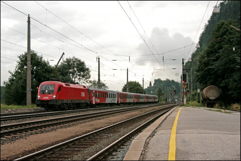 1116 225 rollt mit dem REX 1502 von Schwarzach St.Veit kommend in Brixlegg ein. Nach kurzem Aufenthalt geht es weiter in Richtung Innsbruck Hbf. (08.07.2008)
