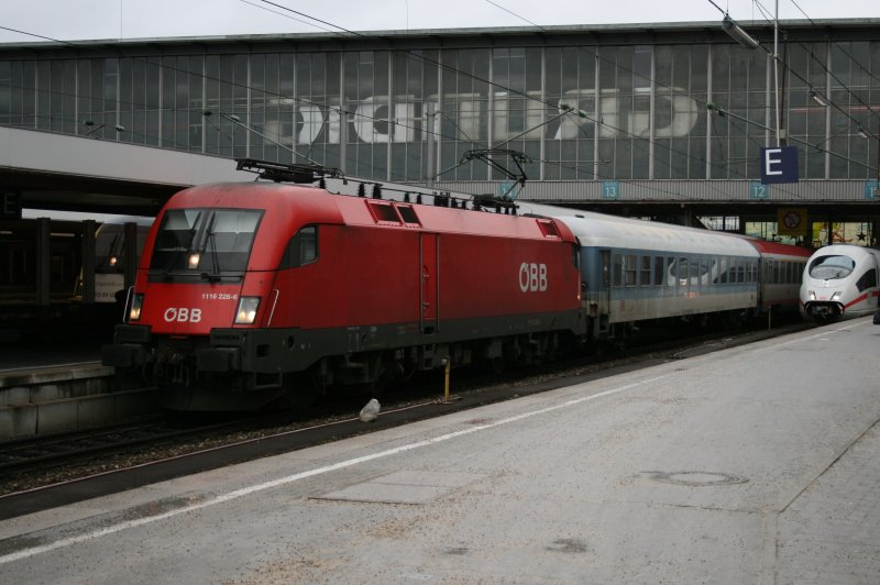 1116 228 mit EC 69 am 22.12.2008 in Mnchen Hbf. Als erster Wagen war ein ex IR Wagen eingereiht, dieser wurde mit diesem Zug nach sterreich berfhrt und an die BB vermietet.