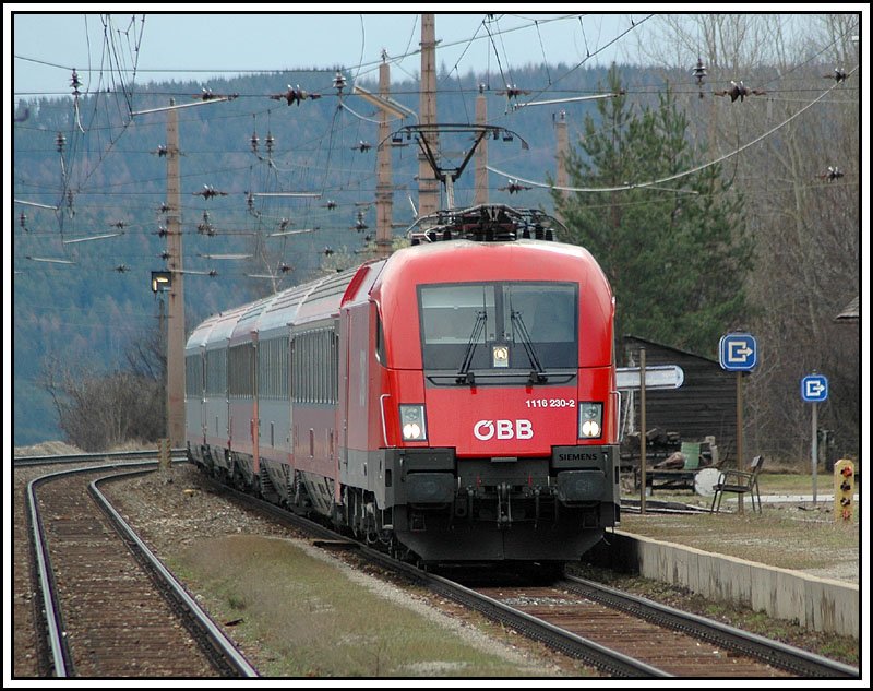 1116 230 am 2.4.2006 mit dem IC 532 von Villach nach Wien, bei der Durchfahrt in Eichberg am Semmering.