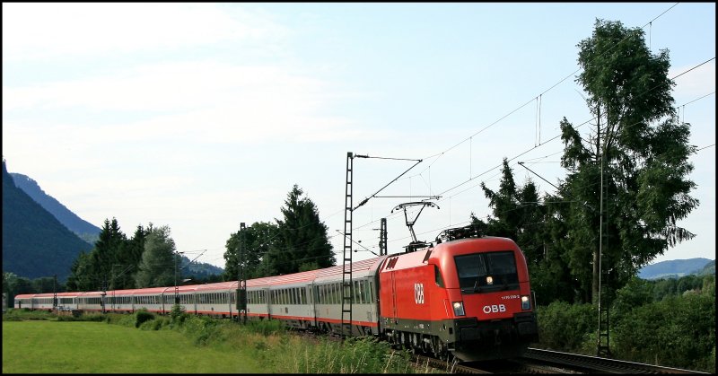 1116 230 schleppt den aus Elf Waggons bestehenden OEC 566  Stadt Innsbruck  von Wien Westbahnhof nach Bregenz. (05.07.2008)
