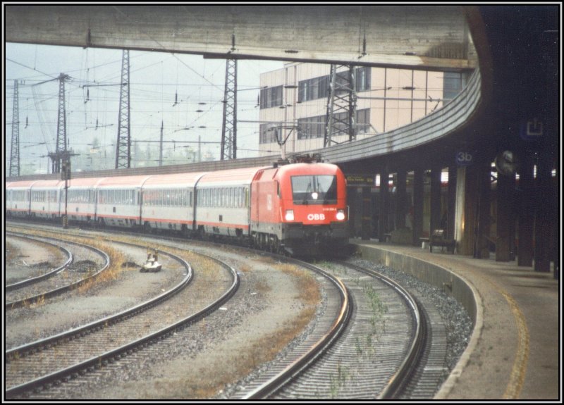 1116 230 wartet mit dem OEC 160  Maria Theresia  nach Zrich, im Bahnhof Kufstein auf die Abfahrt. Aufgenommen im Sommer 2005
