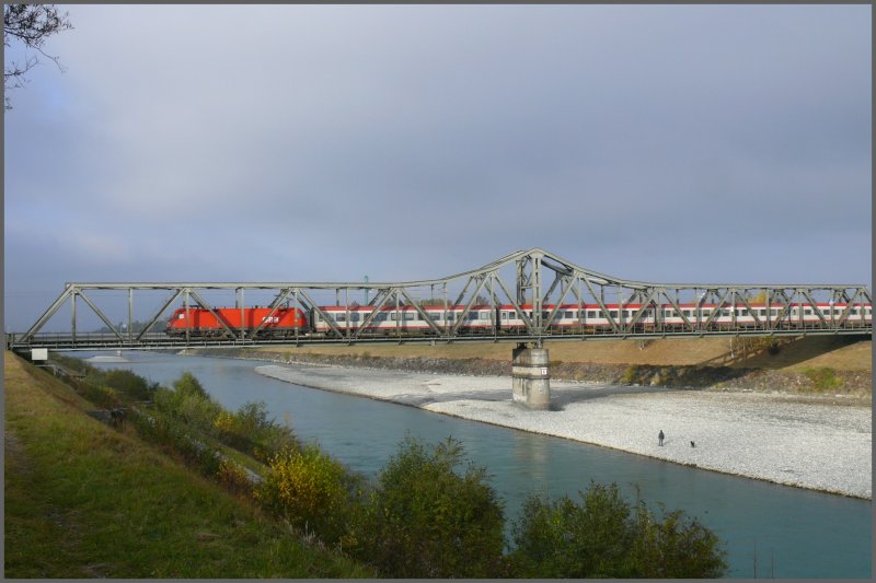 1116 231-0 berquert mit dem EC 160 Maria Theresia soeben den Rhein zwischen dem Frstentum Lichtenstein und der Schweiz bei Buchs SG. (01.11.2007)