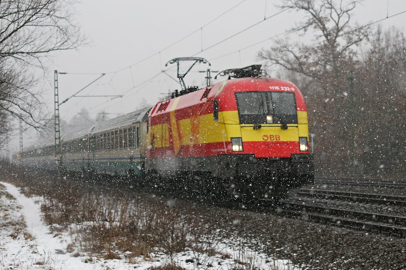 1116 232 (EM Lok Spanien) mit EC 85 am 07.03.2009 bei heftigen Schneefall in Haar (bei M�nchen).