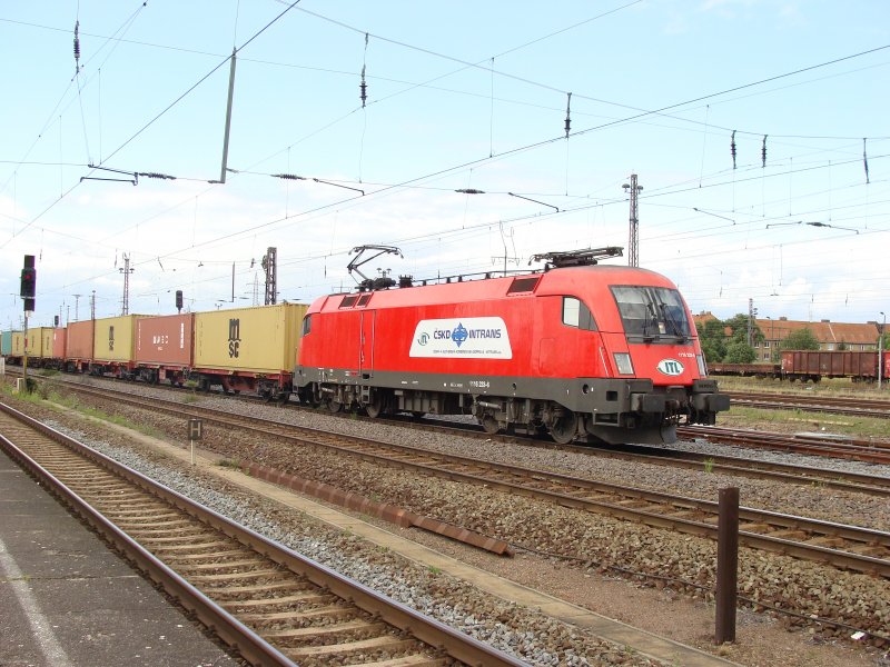 1116 233-6 der ITL mit einem Ganzzug tschechischer Containerwagen in Magdeburg-Rothensee. Fotografiert am 09.07.2009 vom Haltepunkt Magdeburg-Eichenweiler.