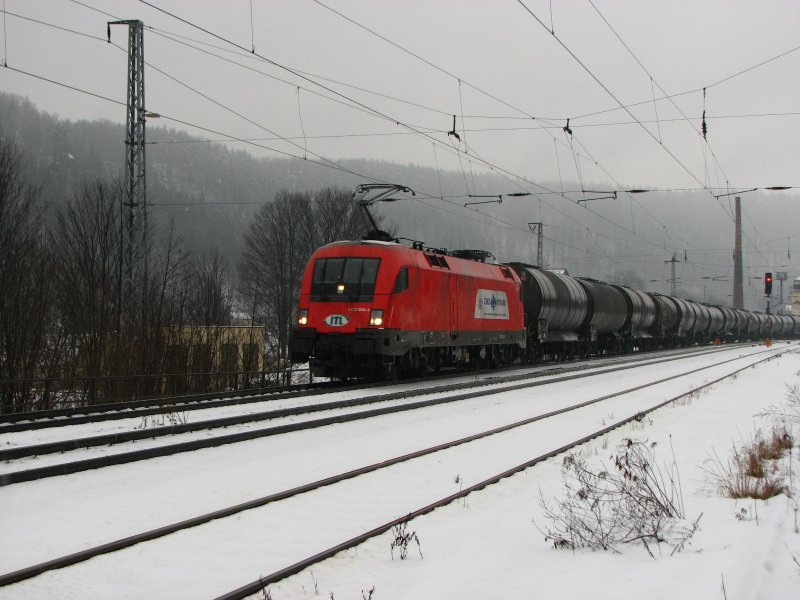 1116 234-4 der ITL mit einem Kesselwagenzug von Bad Schandau komment durcheilt Knigsstein(Sachs).20.02.09.