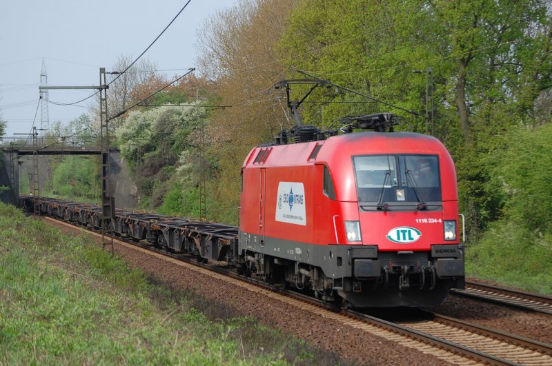 1116 234-4 mit einem fast leeren Containerzug am 18.4.2009 durch Ahlten -> Lehrte