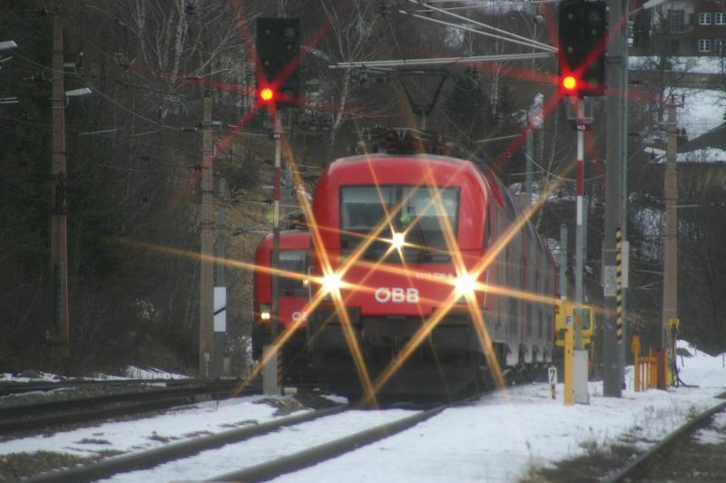 1116 236-9 mit einem Regionalzug bei der Einfahrt in Payerbach-Reichenau. (10.2.2006)
