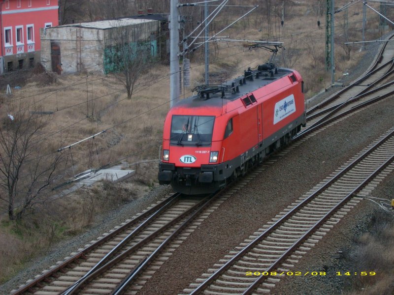 1116 237 der ITL im Bahnhof Bitterfeld. Sie setzte sich vor einen Kesselwagenzug in Bitterfeld und transportierte ihn weiter Richtung Halle/Saale oder Leipzig. Fotografiert am 08.02.08