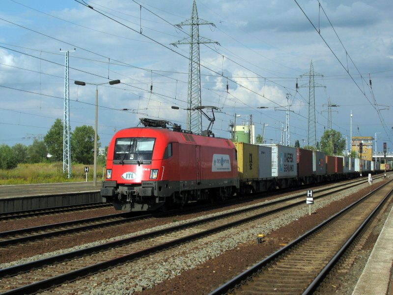 1116 238-5 der ITL mit einem Containerzug mit neuen Wagen bei der Durchfahrt in Berlin Schnefeld Flughafen am 28.08.