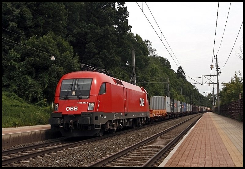 1116 240 ist wohl erst krzlich aus der Waschstrae gekommen und ist hier mit einem Gterzug in Richtung Innsbruck unterwegs. (31.07.2009)
