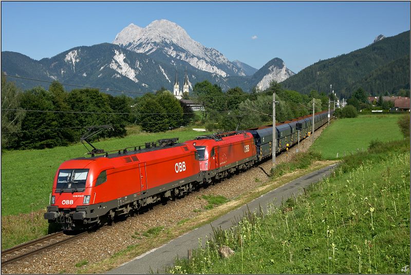 1116 243 & 1216 011 fahren mit Erzzug 58666 von Eisenerz nach Leoben.
Admont 24.08.2009