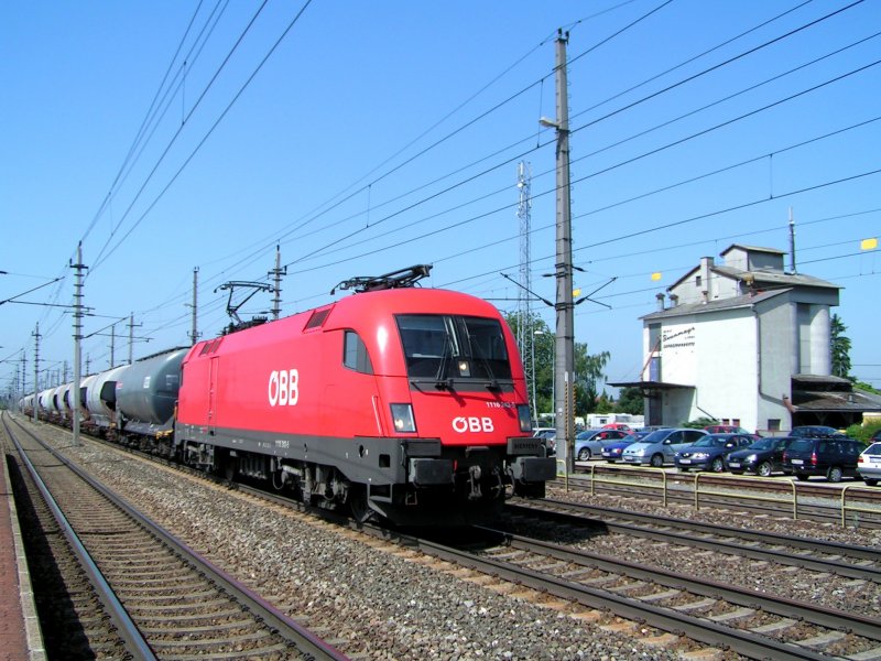 1116 243-5 durchfhrt mit einem Kesselwagenzug den Bhf. Marchtrenk Richtung Linz; 090525