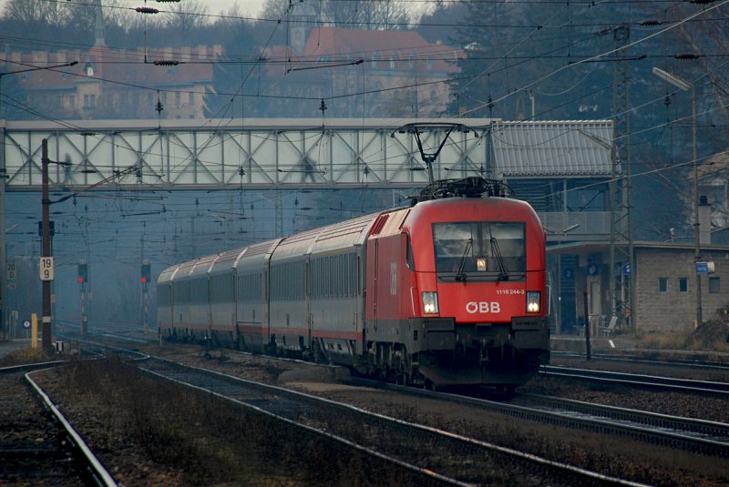 1116 244 vor BB Intercity 847 von Linz Hbf. nach Wien Westbahnhof. Fotografiert bei der Durchfahrt in Tullnerbach - Pressbaum am noch trben Morgen des 06.12.2008.