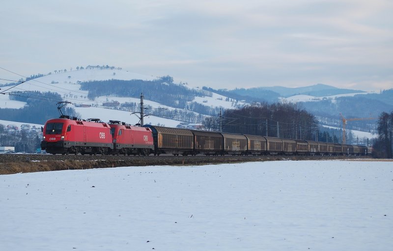 1116 245 + 1116 271 vorne und 1116 160 hinten sind am 09.02.2009 
mit dem Papiergterzug 48930 zwischen Nussbach und
Wartberg/Kr. unterwegs gewesen. Bald wird auch
dieser Streckenabschnitt der  Phyrn  zweigleisig sein.