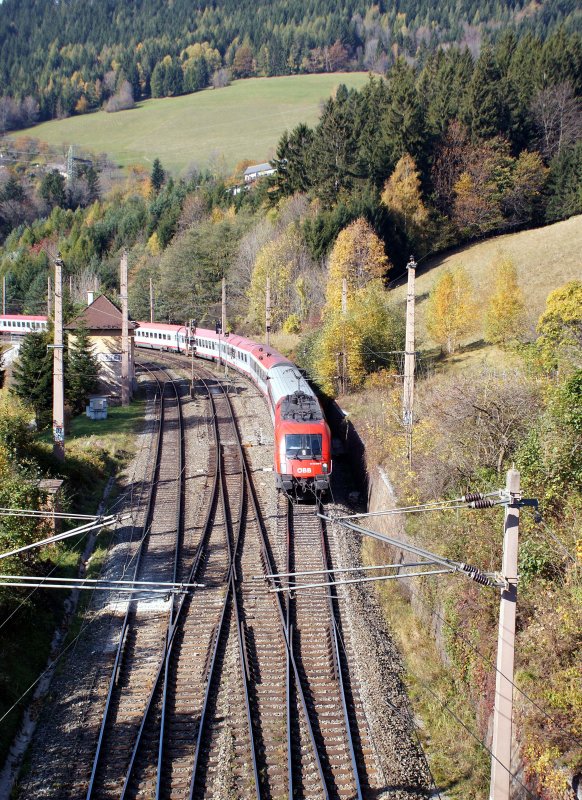 1116 245 hat mit EC536  Jacques Lemans  soeben den Bahnhof Breitenstein passiert und wird in Krze in den Weinzettelfeldtunnel einfahren, 19.10.2008.