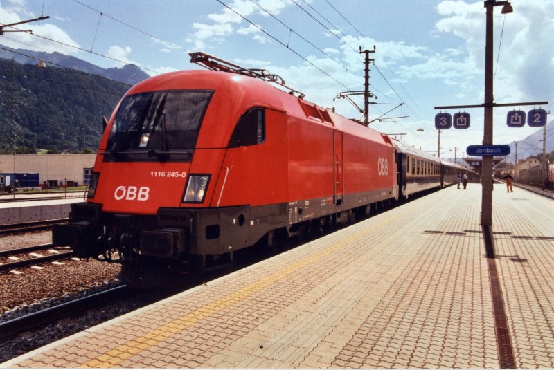 1116 245 warten mit einem BB EuroCity auf die Weiterfahrt richtung Wrgel. Aufgenommen im Bahnhof Jenbach im Sommer 2005.