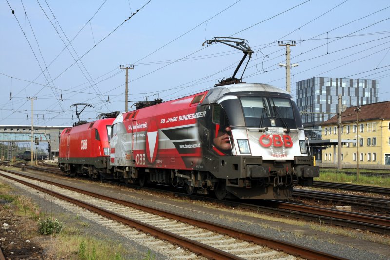 1116 246 und 1116 145 nach der Ankunft mit dem G�terzug 48930 im Bahnhof Wels, aufgenommen am 01.05.2009.
Diesen Zug hat Thomas bei Micheldorf fotografieren k�nnen, ich erwischte leider nur das Lokgespann nach dem Abkuppeln.