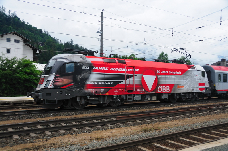 1116 246-8  Bundesheer  im Lokportrait. Einfach eine tolle Idee... (Brixlegg, 20. Juni 2009).
