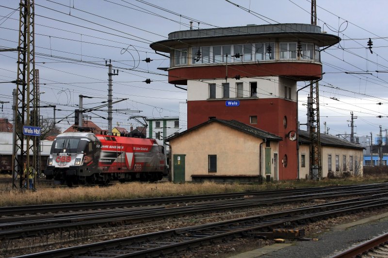 1116 246 als Lokzug bei der Einfahrt in den Bahnhof Wels vorbei am aufgelassenen Stellwerk, das nun nur mehr als Fotokulisse dient. Fotografiert am 19. 1. 2008.