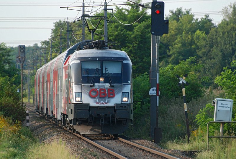 1116 246  Bundesheer  befrderte am 28.08.2009 den R 2261 nach Wiener Neustadt Hbf. Die Aufnahme entstand kurz vor Stockerau.