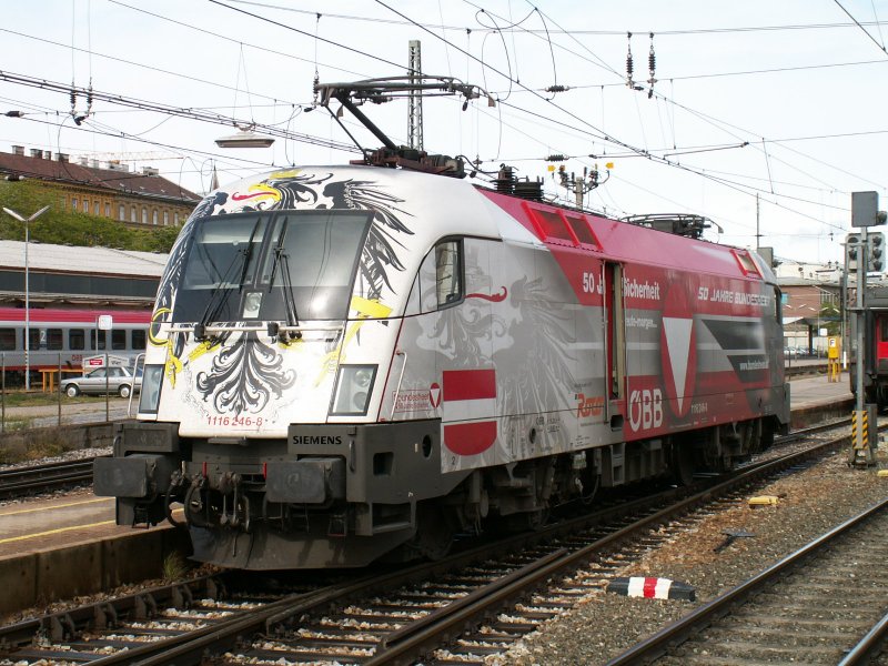 1116 246 Bundesheer Taurus Seite 2 am 9.5.2007 in Wien West kurz vor dem Ankoppeln an den IC740