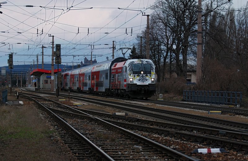 1116 246  Bundesheer  verlt an einem trben Vormittag mit R 2233 nach Wien Meidling den Bahnhof in Korneuburg. Das Foto entstand am 09.03.2009.