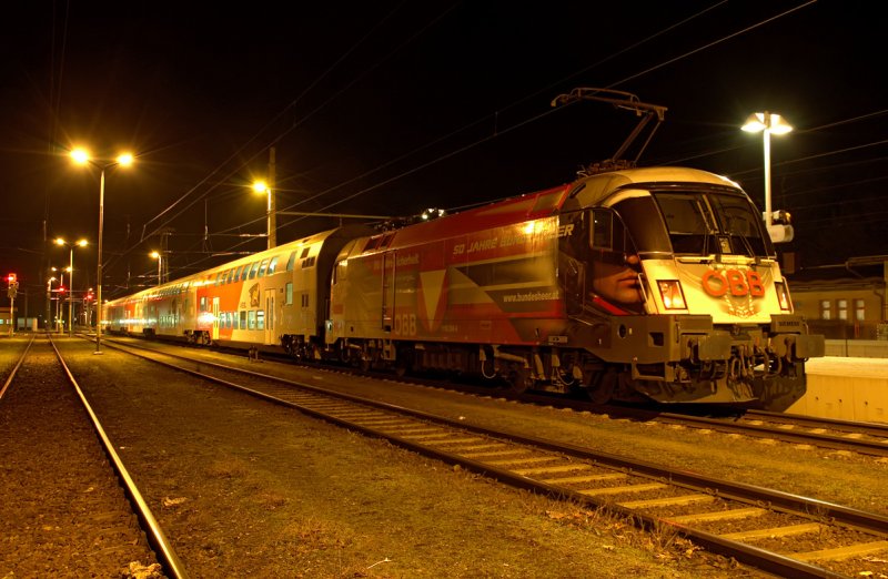 1116 246 hinter einem Regionalzug nach Retz. Stockerau, im Dezember 2007.