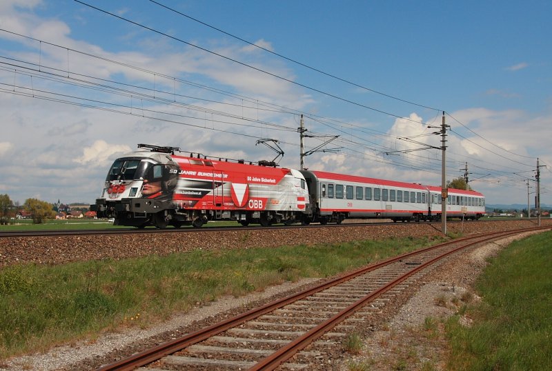 1116 246 - meiner Meinung immer noch die schnste aller Werbeloks - mit EC 101  Joze Plecnik  aufgenommen am 18. April 2009 bei Hrsching. Da der Zug zur Zeit wegen einer Streckenunterbrechung nur von Linz aus gefhrt wird, sind anscheinend nur zwei Waggons zur Bewltigung des Fahrgastaufkommens ntig. 