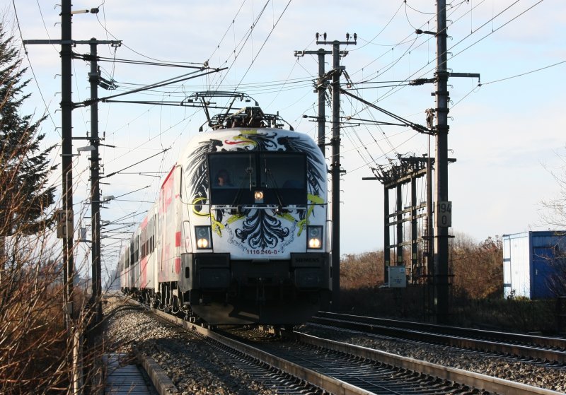 1116 246 mit R 3011 unterwegs zwischen Pasching und Leonding. Aufgenommen am 2. 12. 2007.