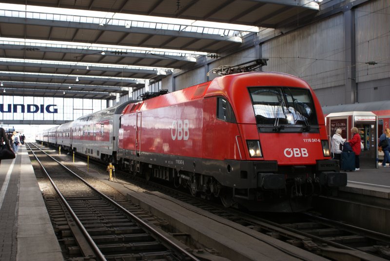 1116 247-5 mit einem CNL in Mnchen Hbf am 30.05.209