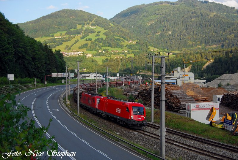 1116 247-6 und 1216 143-8 mit einem Getreidezug nach Villach Sd Gbf. in der Kurve am Ortseingang von Schwarzach-St.Veit (sterreichurlaub 14.08.09)