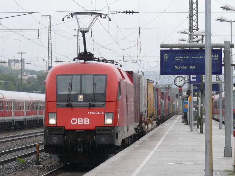 1116 247-6 nach Mnch... Nein, 1116 247-6 mit einem Sattelauflieger bei der Durchfahrt durch Regensburg Hbf, 18.07.2009