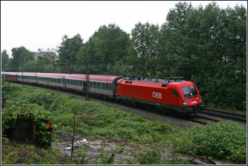 1116 249 bringt vor einer Nebelwand bei Rosenheim den OEC 116 von Mnchen Hbf nach Klagenfurt Hbf. (02.09.07)
