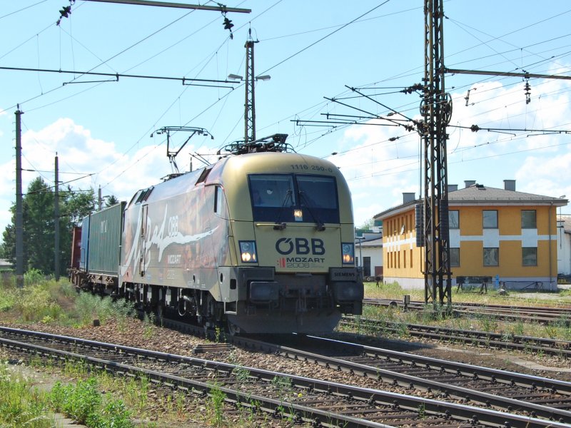 1116 250 am 12.05.2007 mit einem Containerzug aus Passau hat die Bahnhofseinfahrt von Wels erreicht. 