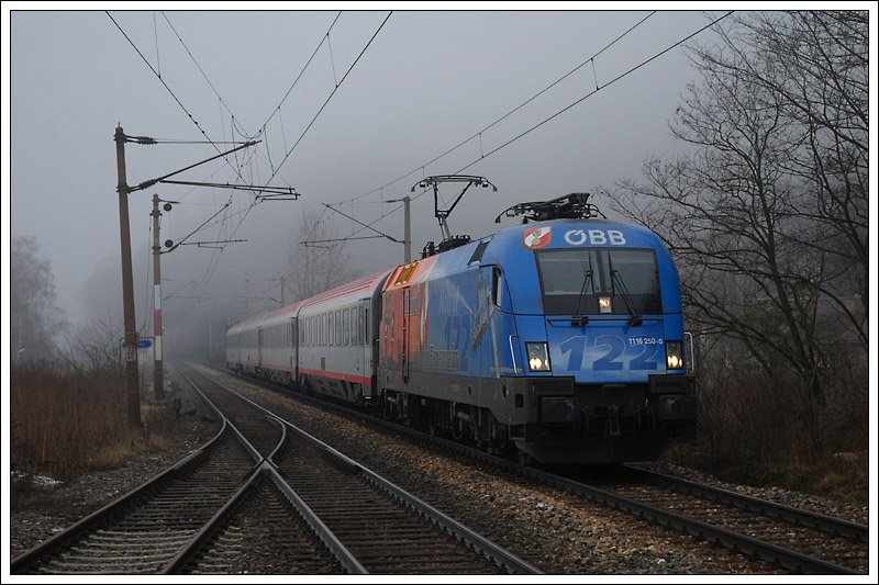 1116 250 bespannte am 1.3.2009 den OIC 252 von Maribor (Marburg) nach Wien ab dem Grenzbahnhof Spielfeld-Stra. Die Aufnahme entstand kurz vor der Durchfahrt der Haltestelle Schlglmhl.