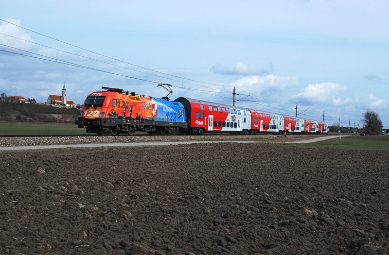 1116 250  Feuerwehr Notruf 122  vor dem Regionalexpress 7116 von Stockerau nach Krems/Donau. Fotografisch festgehalten, am 14.03.2009 zwischen Hausleiten und Gaisruck.