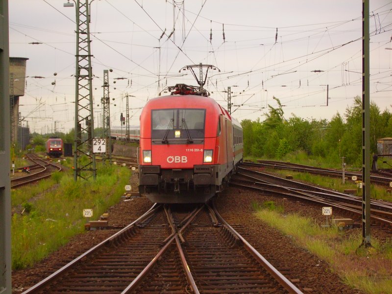 1116 251-8 mit dem IC 2082  Knigsee  bei der Einfahrt in Hamburg-Altona. 28.05.08