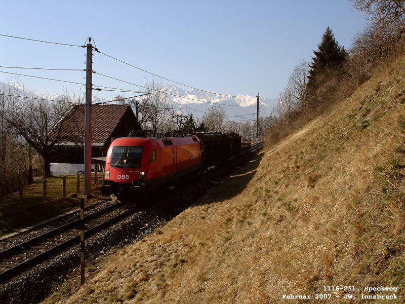 1116-251 geleitet ihren mittglichen Werktags-Kurz-Gterzug dem Speckweg zu, der in wenigen Metern erreicht sein wird. 9. Feber 2007 kHds