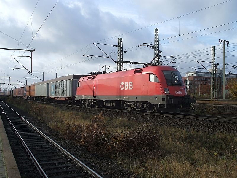 1116 252-6 mit einem Containerzug am 8.11.2007 in Gttingen