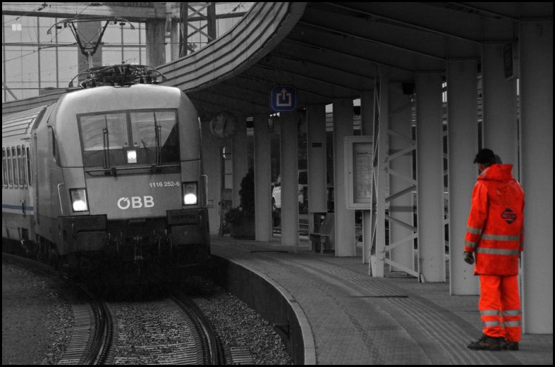 1116 252 legt mit dem EC 87 „TIEPOLO“, M�nchen Hbf – Venezia Santa Lucia, in Kufstein einen kurzen Stop ein. (04.08.2009)