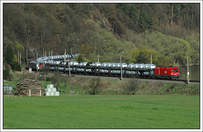 1116 252 mit einem langen Autoganzzug am 5.4.2007 kurz vor Bruck an der Mur.