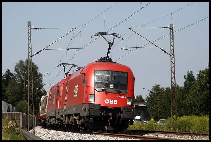 1116 252 und eine Schwesterlok haben einen Gterzug am Haken und sind in Richtung Kufstein unterwegs. (01.08.2009)